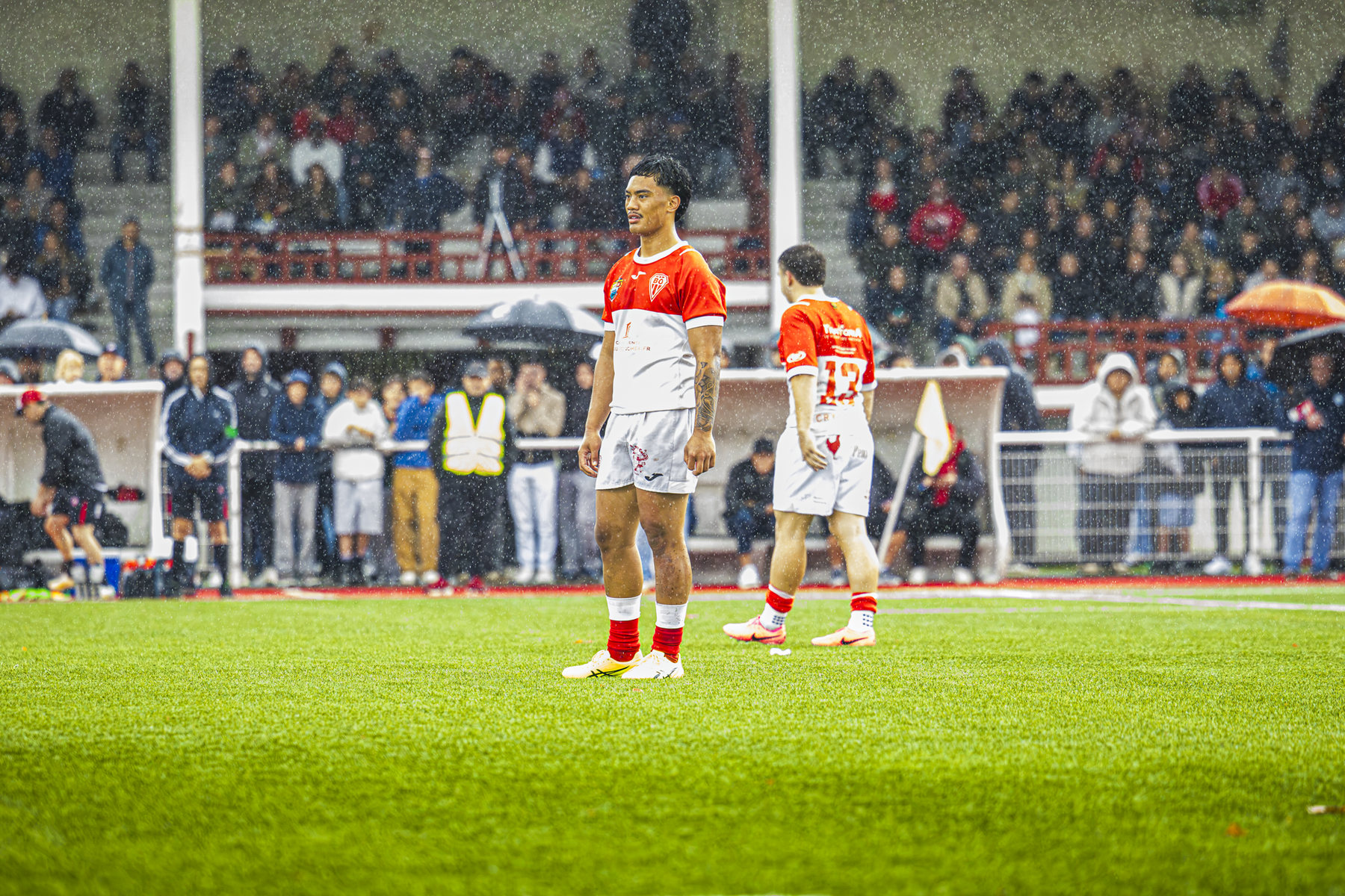 Un joueur biarrot sous la pluie, devant les tribunes pleines.