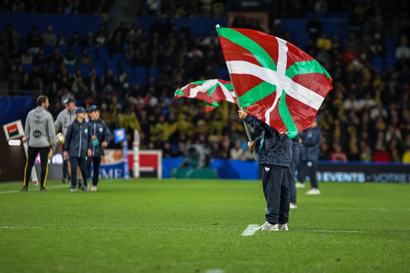 Un drapeau basque agité sur la pelouse d’Anoeta avant le coup d’envoi.